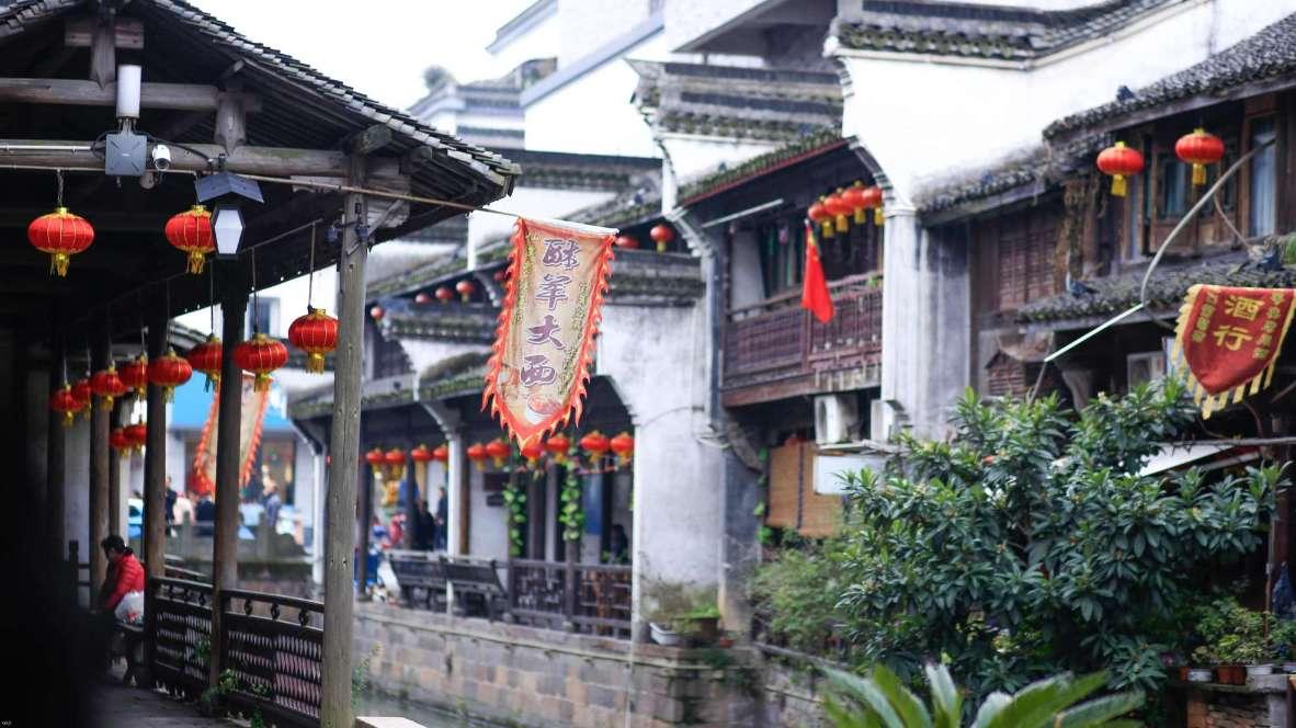 宅男财经｜A股大跌，“华”字辈个股为何逆势上涨？